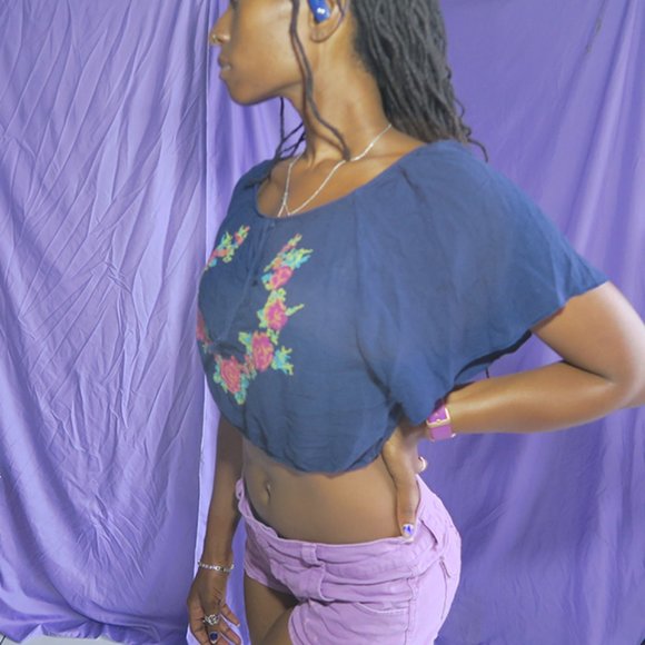 Truth NYC vine floral cropped topped in navy blue size small - Picture 6 of 6